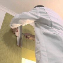 Наклеивание обоев у дверей и окон